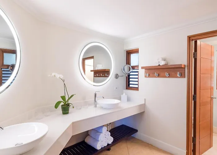 Tropical Beachfront Oversized Concierge Family Suite