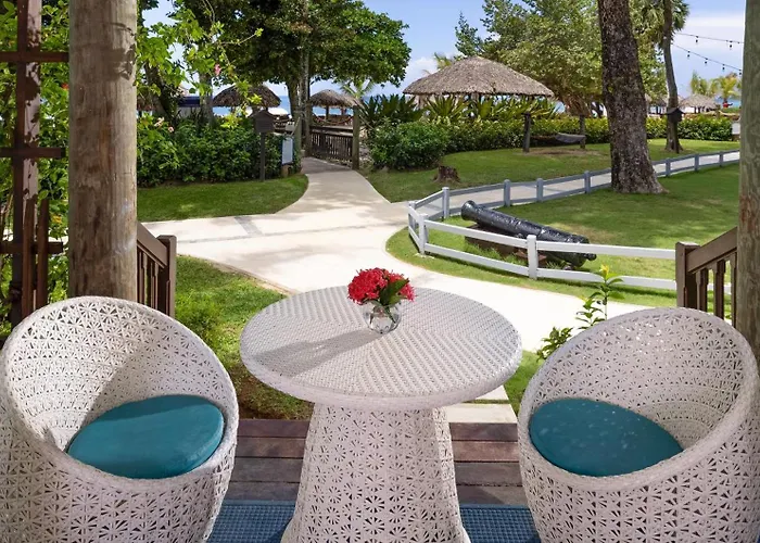 Tropical Beachfront Walkout Oversized Concierge Family Suite